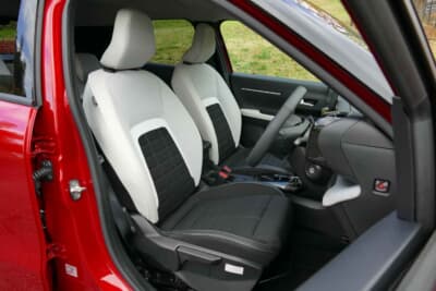 シトロエン C3 MAX ハイブリッド:シートにライトグレーのファブリックと合成皮革(TEP)レザーを組み合わせたアドバンストコンフォートシートを採用