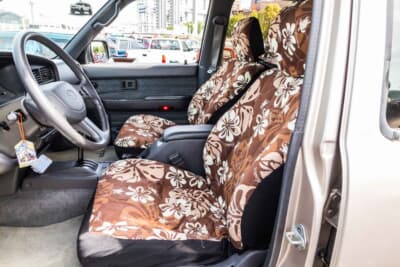 トヨタ 4ランナー:内装はもともと状態が良かったというが、純正シート保護とドレスアップを兼ねてハワイアンキルトのシートカバーを装着している