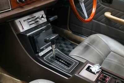 いすゞ117クーペ:エンブレムにあるように、この個体はオートマチック車である