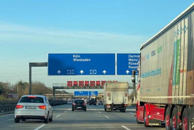 都市部近辺のアウトバーンでは、朝のラッシュ時から夕方のラッシュ時に、時速100kmや120kmなどの規制になっているところが多いんです