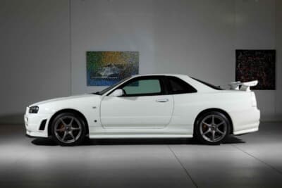 35万0000ユーロ〜45万0000ユーロ（邦貨換算6320万円〜8130万円）で現在も販売中の日産R34型「スカイラインGT-R Nur」（C）Bonhams