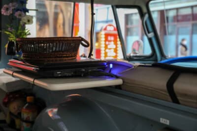 VWタイプ2:青く光るセンサーは、リモコンキーによる施錠時の確認用。鍵がすべて開いたらこのように青く点灯する