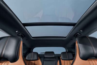 BYD SEALION 6:解放感をもたらす電動シェード付きパノラマサンルーフを標準装備