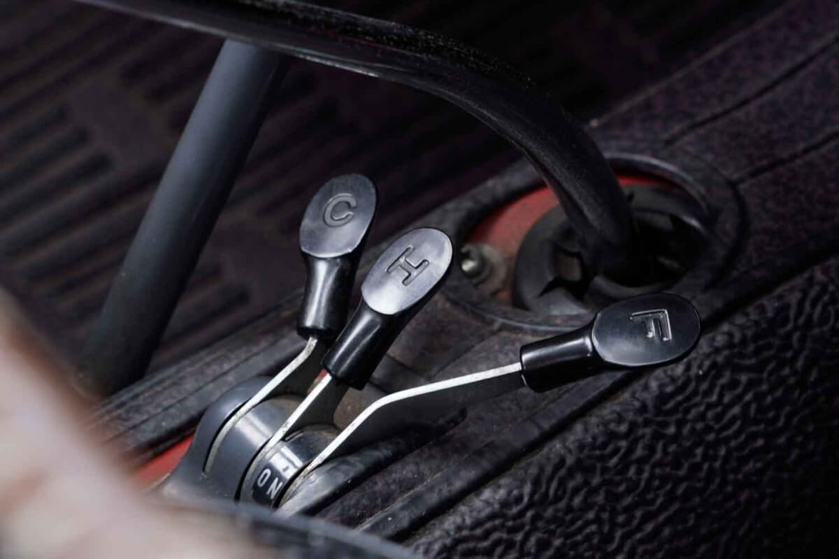 スバル 360 ヤングS：スターター、チョーク、燃料コックの3つのレバーがセンタートンネルに集中している