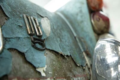 1965年式アストンマーティンDB5：アルミパネルの1枚1枚を手作業で成形したという