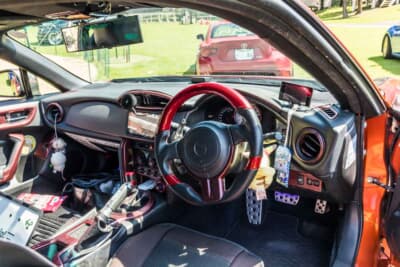 トヨタ 86:インテリアはダッシュボードやステアリングなどを赤系でコーディネイトしている