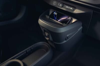 ルノー・トゥインゴ E-Tech エレクトリック：シンプルな内装だが、さまざまなアクセサリーで個性を主張できる