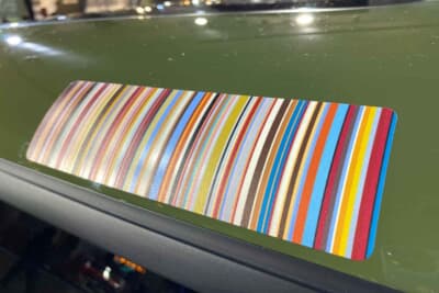 MINIのポール・スミスモデルのルーフは、カラフルなラインがアクセント