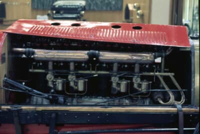 排気量2万1706ccの航空機用の直6エンジンを搭載