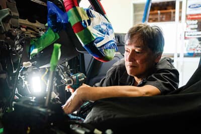 「持ち主にはある程度内容を把握して欲しい」ため、施工途中であっても見せる派の内山さん。そのうえで簡単にセキュリティ解除をされないインストールをする