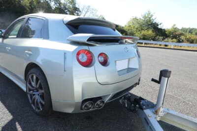 日産 スカイラインクロスオーバー：伝統の丸形テールとなるため、ハッチパネルなどの大幅な加工を要している