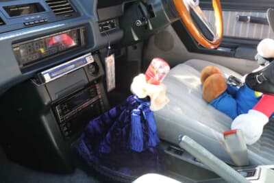 トヨタ ソアラ：お決まりの水中花ノブや当時流行ったオーディオレベルゲージなどの光り物も追加