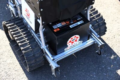 自動車用12Vバッテリーサイズよりひとまわり小さいリチウムイオンバッテリーを搭載。8時間ほどの駆動を実現