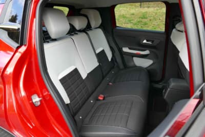 シトロエン C3 MAX ハイブリッド:シートにライトグレーのファブリックと合成皮革(TEP)レザーを組み合わせたアドバンストコンフォートシートを採用