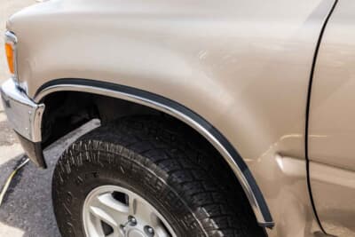 トヨタ 4ランナー:ナローボディにした上で、北米仕様にオプション設定されているクロームトリム付きのフェンダーリップを装着