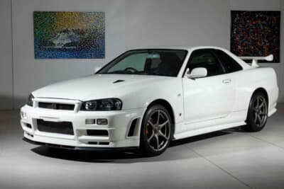 35万0000ユーロ〜45万0000ユーロ（邦貨換算6320万円〜8130万円）で現在も販売中の日産R34型「スカイラインGT-R Nur」（C）Bonhams