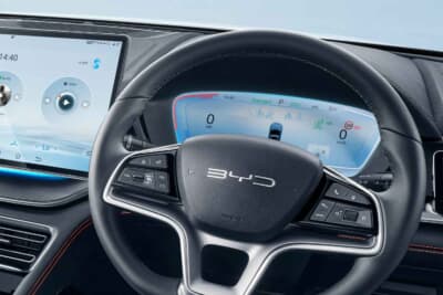 BYD SEALION 6:ステアリング前のメーターは12.3インチの大型パネルを採用。15.6インチ大画面モニターはスマホのようなスムーズ操作が可能