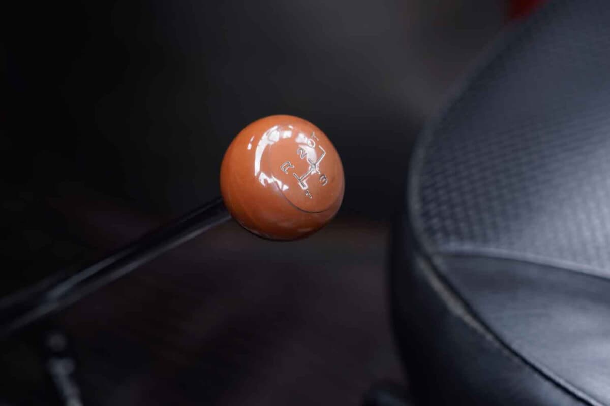 スバル 360 ヤングS：インパネから生える形状のシフトレバー。リバースギウアが左上にある4速MT