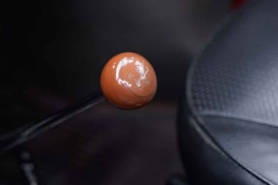 スバル 360 ヤングS:インパネから生える形状のシフトレバー。リバースギウアが左上にある4速MT