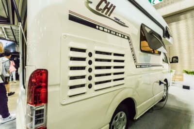 トヨタ ハイエース:専用ボディを架装することで車内は幅が拡張され、かなり広くなっている