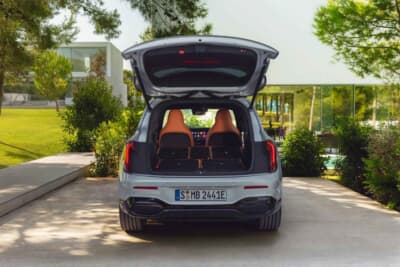 メルセデス・ベンツGLB：シートを倒すことで最大1715L（5人乗り）まで拡大し、キャンプ用品や大型家電の運搬も楽にこなすラゲッジ