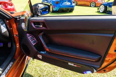 トヨタ 86:驚いたのは、シートやドアパネルなどの内装を、わざわざ赤ステッチとなる後期モデル用に交換している点だ