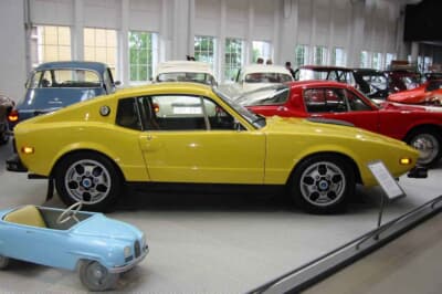 サーブ ソネット III：ボディデザインはイタリアのカロッツエリア・コッジォーラ。展示車は1972年以降のビッグバンパー装備のモデル