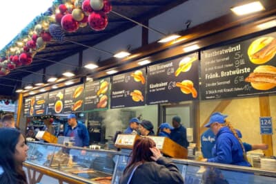 ドイツといえばソーセージ！パンに挟んだ焼きソーセージはクリスマスに限らず、イベント屋台の定番です