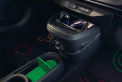 ルノー・トゥインゴ E-Tech エレクトリック：シンプルな内装だが、さまざまなアクセサリーで個性を主張できる