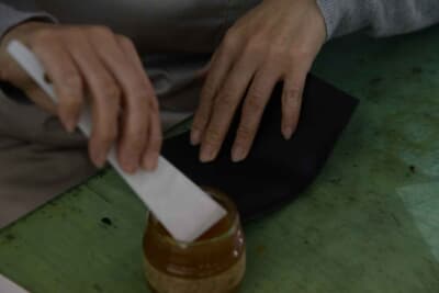 自動車の革シートを再利用する製品開発も実現した。クオリティの高い高級車の使用済みシートを回収し、レザーの名刺ケースを製作。メーカー、車種、年代、使い込み具合によって素材の風合いが異なり、それを職人がハンドメイドで仕上げているため、これもまたオンリーワンの逸品となる