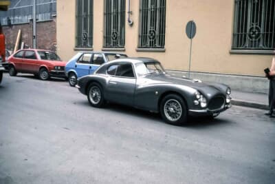 博物館前に駐車したフィアット8V