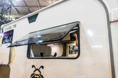 JOLY BEE:右側面と後方に大きな窓が備わる