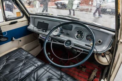 スバル サンバーバン：基本はオリジナルだが追加でタコメーターを装着している