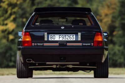 20万1250ユーロ(邦貨換算約3530万円)で落札されたランチア「デルタHF インテグラーレ エボルツィオーネ I マルティーニ5」(C)Courtesy of Broad Arrow