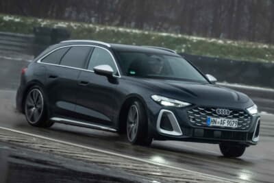 アウディ:電動クワトロとブレーキトルクベクタリングを組み合わせ、スポーツESCが制御されることで、ドリフト走行も可能