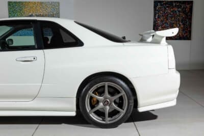 35万0000ユーロ〜45万0000ユーロ（邦貨換算6320万円〜8130万円）で現在も販売中の日産R34型「スカイラインGT-R Nur」（C）Bonhams