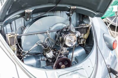 フォルクスワーゲン ビートル:エンジンルームも驚くほど綺麗だ