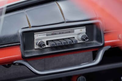 スバル 360 ヤングS:ナショナル製(松下電器)のカーラジオも現役である