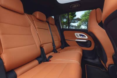 メルセデス・ベンツGLB：60mm伸長されたホイールベースでキャビンスペースも広々