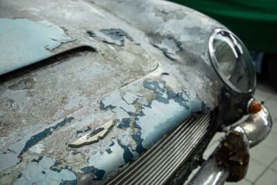 1965年式アストンマーティンDB5：老朽化した各部をボアメタルの状態から復元作業に着手