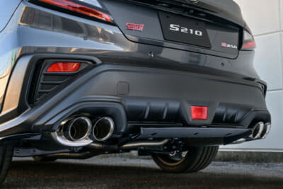 S210:専用設計の4本出しマフラーを採用