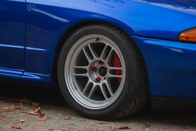 4万ポンド〜5万ポンド（邦貨換算約832万〜1040万円）で現在も販売中の日産R32型「スカイラインGT-R」（C）iconicauctioneers