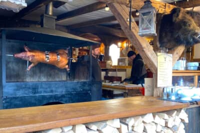 ドイツのお祝い事には欠かせない子豚の丸焼き。とてもおいしいんです。街の中心地にある、中世を再現したクリスマスマーケットで販売されています