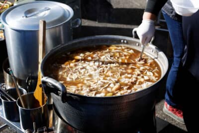 パドックでは秋の東北の恒例、芋煮をサービス。今回は醤油味に牛肉をたっぷり使う山形風だ。ちなみに宮城風は味噌味に豚肉となる