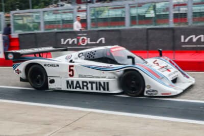 ランチア LC2:ピットを出てコースインしていくランチアLC2