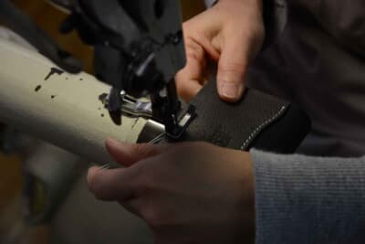 自動車の革シートを再利用する製品開発も実現した。クオリティの高い高級車の使用済みシートを回収し、レザーの名刺ケースを製作。メーカー、車種、年代、使い込み具合によって素材の風合いが異なり、それを職人がハンドメイドで仕上げているため、これもまたオンリーワンの逸品となる