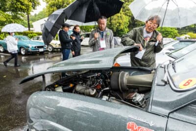 サーブ 96:ボンネットの開き方は独特だ