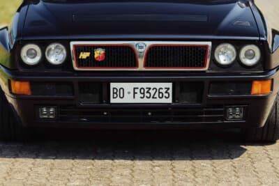 20万1250ユーロ(邦貨換算約3530万円)で落札されたランチア「デルタHF インテグラーレ エボルツィオーネ I マルティーニ5」(C)Courtesy of Broad Arrow