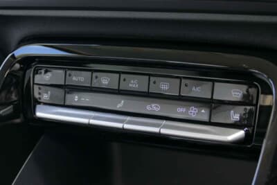 シトロエン C3 MAX ハイブリッド:ダッシュボード中央に配置された操作性のいいスイッチパネル