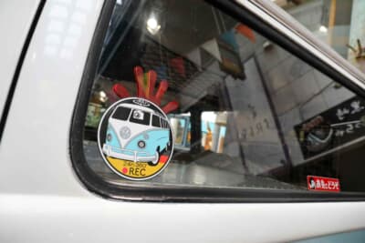 VWタイプ2:ドラレコ装備を主張するステッカーも、ご覧の通りの可愛いイラストを使用